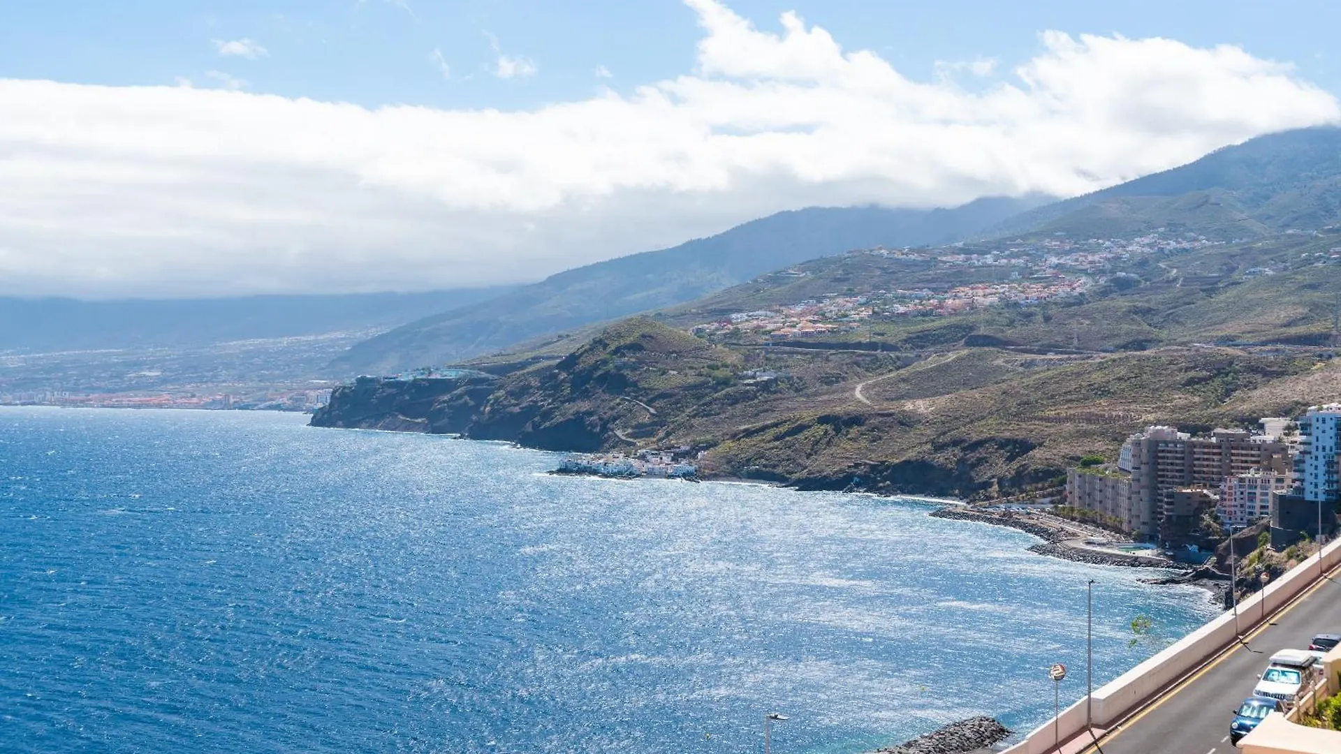 Stylish Apartment With Stunning Views & Parking Radazul