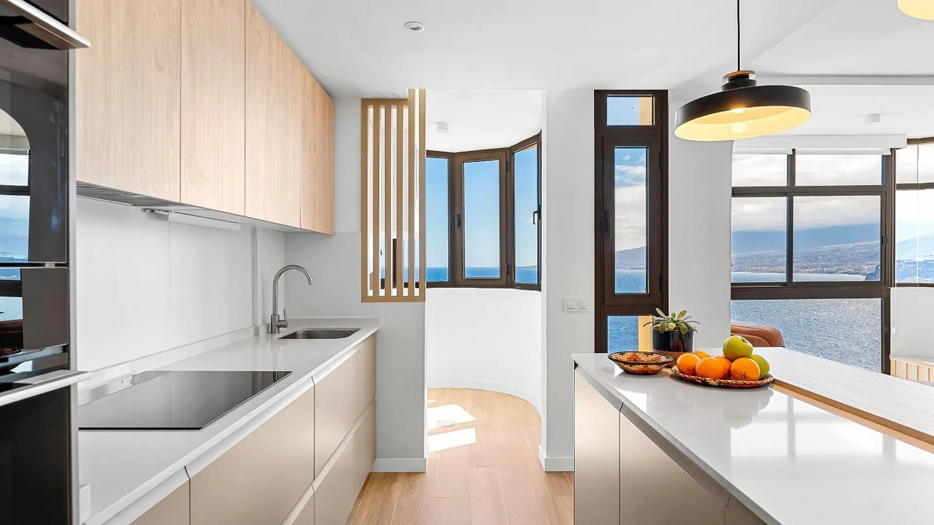 Stylish Apartment With Stunning Views & Parking Radazul