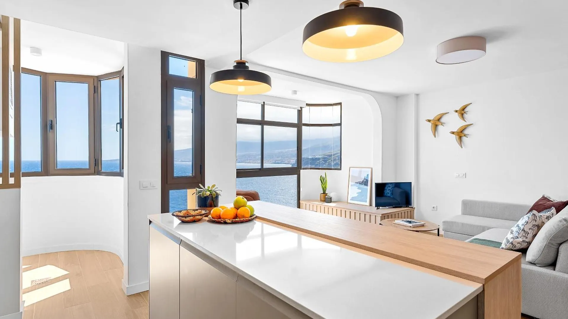 Stylish Apartment With Stunning Views & Parking Radazul