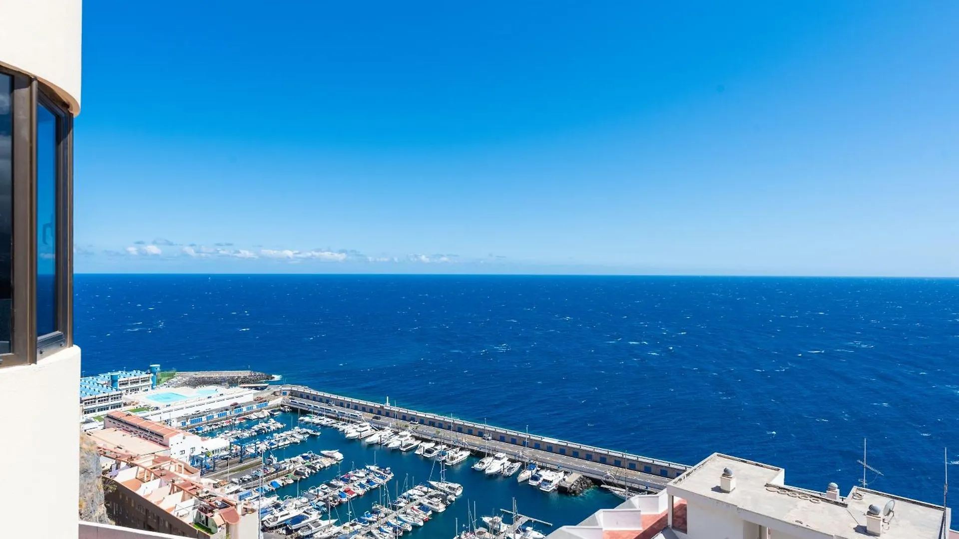 Stylish Apartment With Stunning Views & Parking Radazul 0*,  إسبانيا