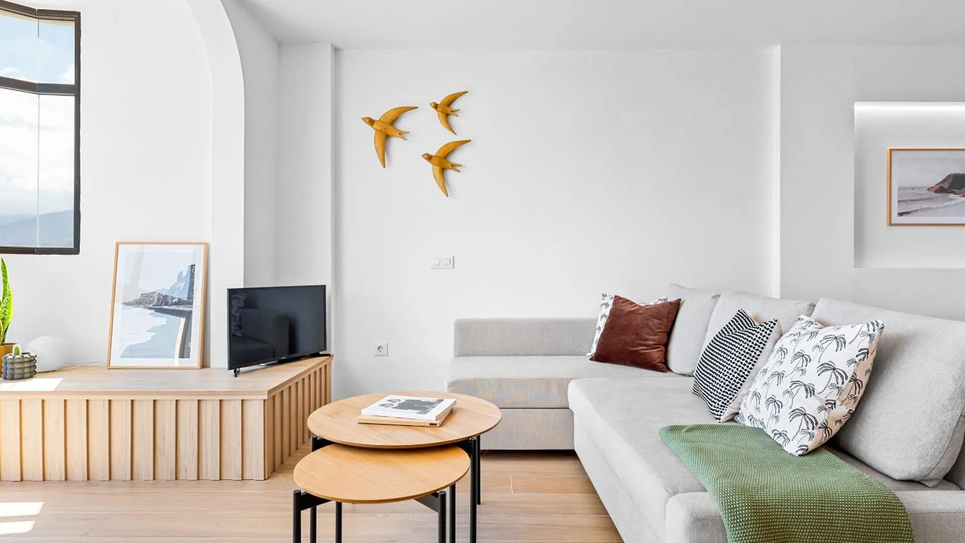 Stylish Apartment With Stunning Views & Parking Radazul
