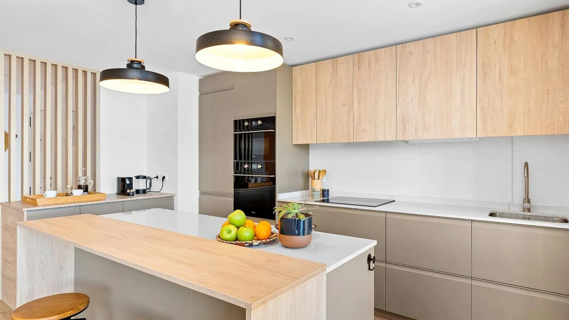 Stylish Apartment With Stunning Views & Parking Radazul