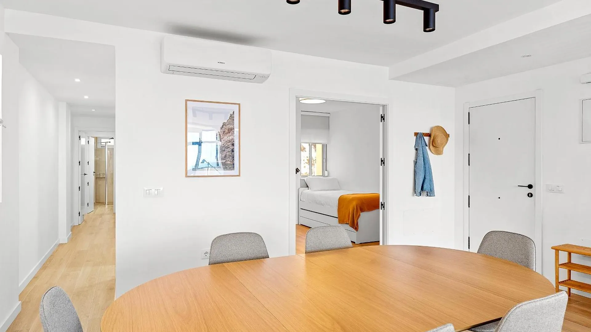 Stylish Apartment With Stunning Views & Parking Radazul