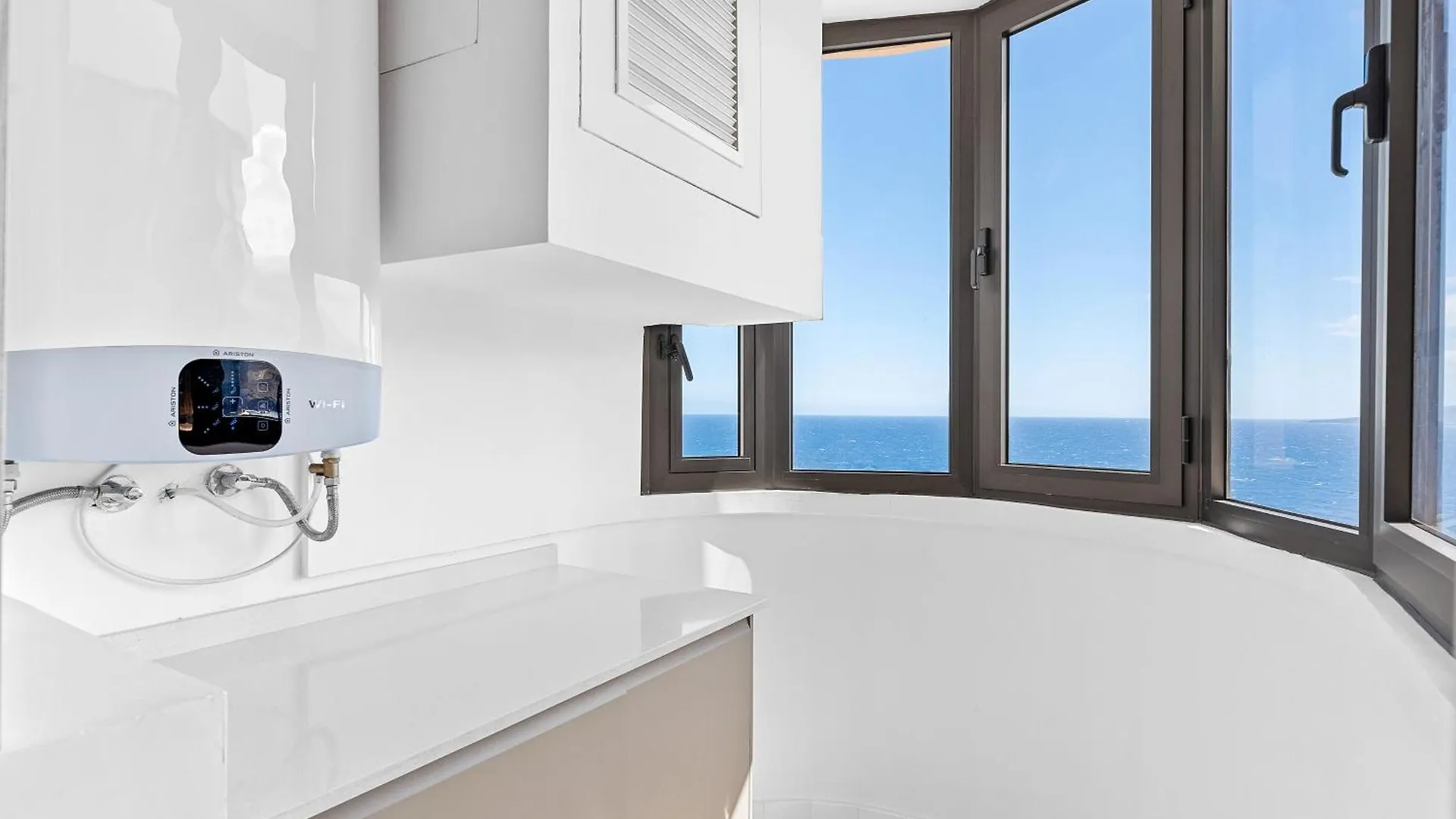 Stylish Apartment With Stunning Views & Parking Radazul