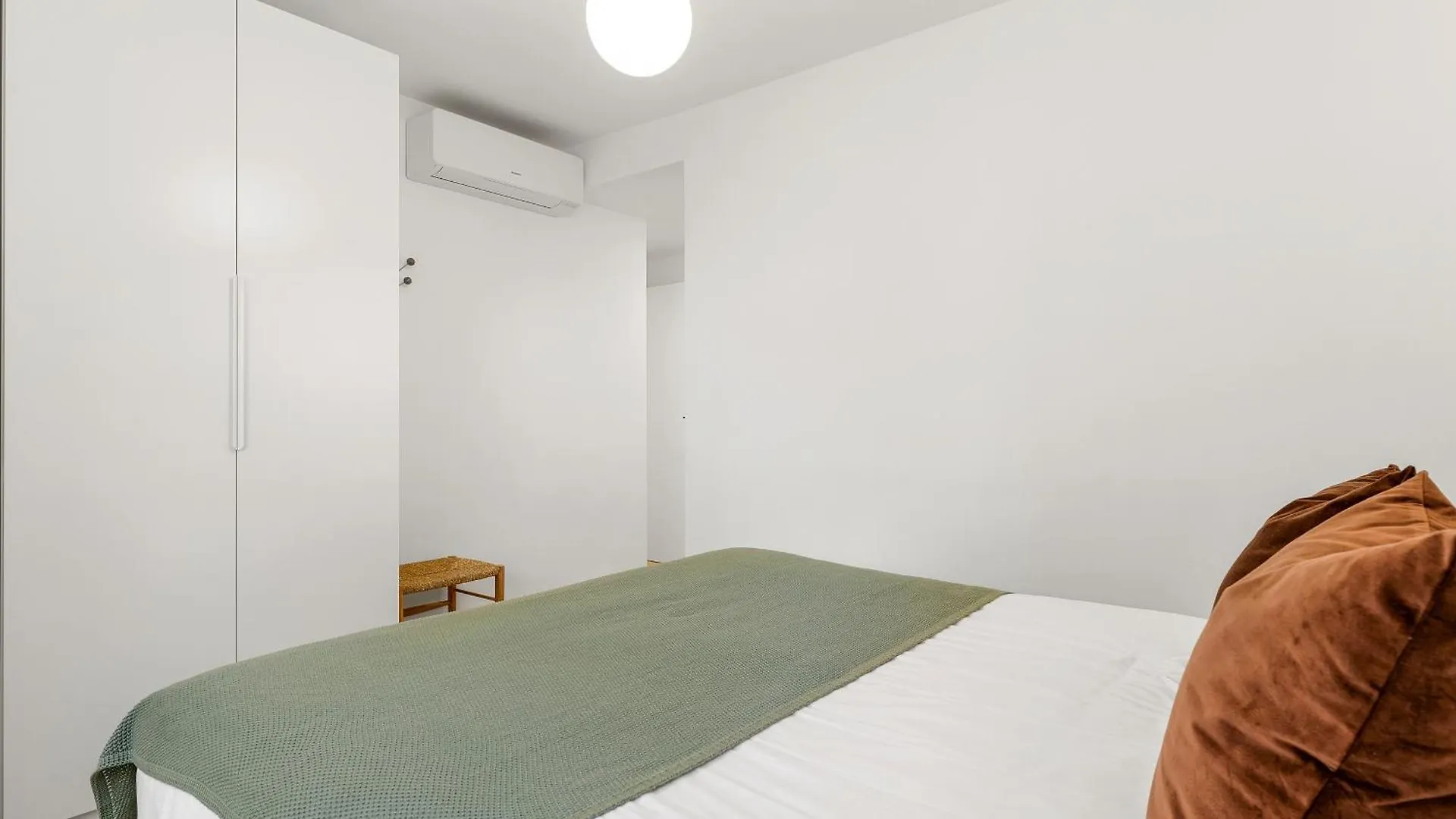 Stylish Apartment With Stunning Views & Parking Radazul