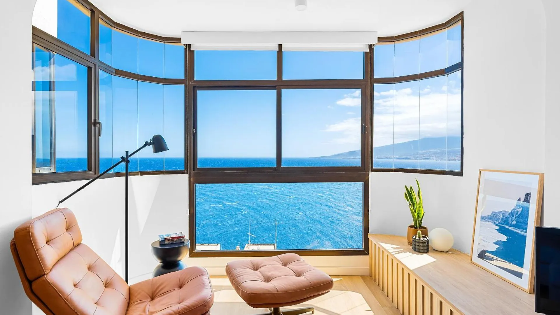 Stylish Apartment With Stunning Views & Parking Radazul