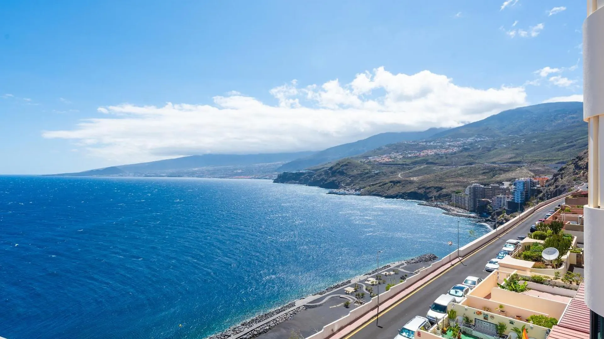 Stylish Apartment With Stunning Views & Parking Radazul