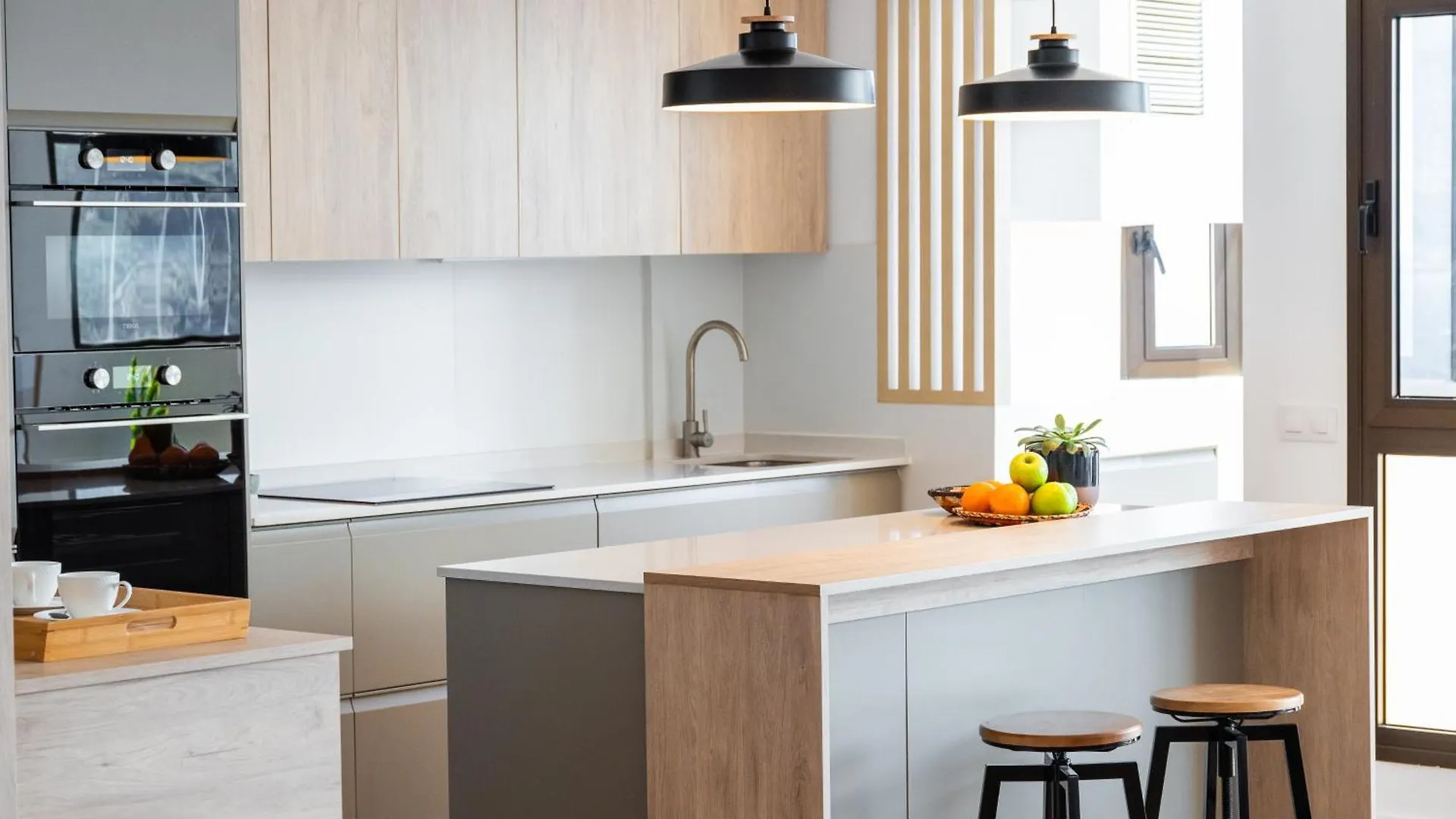 Stylish Apartment With Stunning Views & Parking Radazul