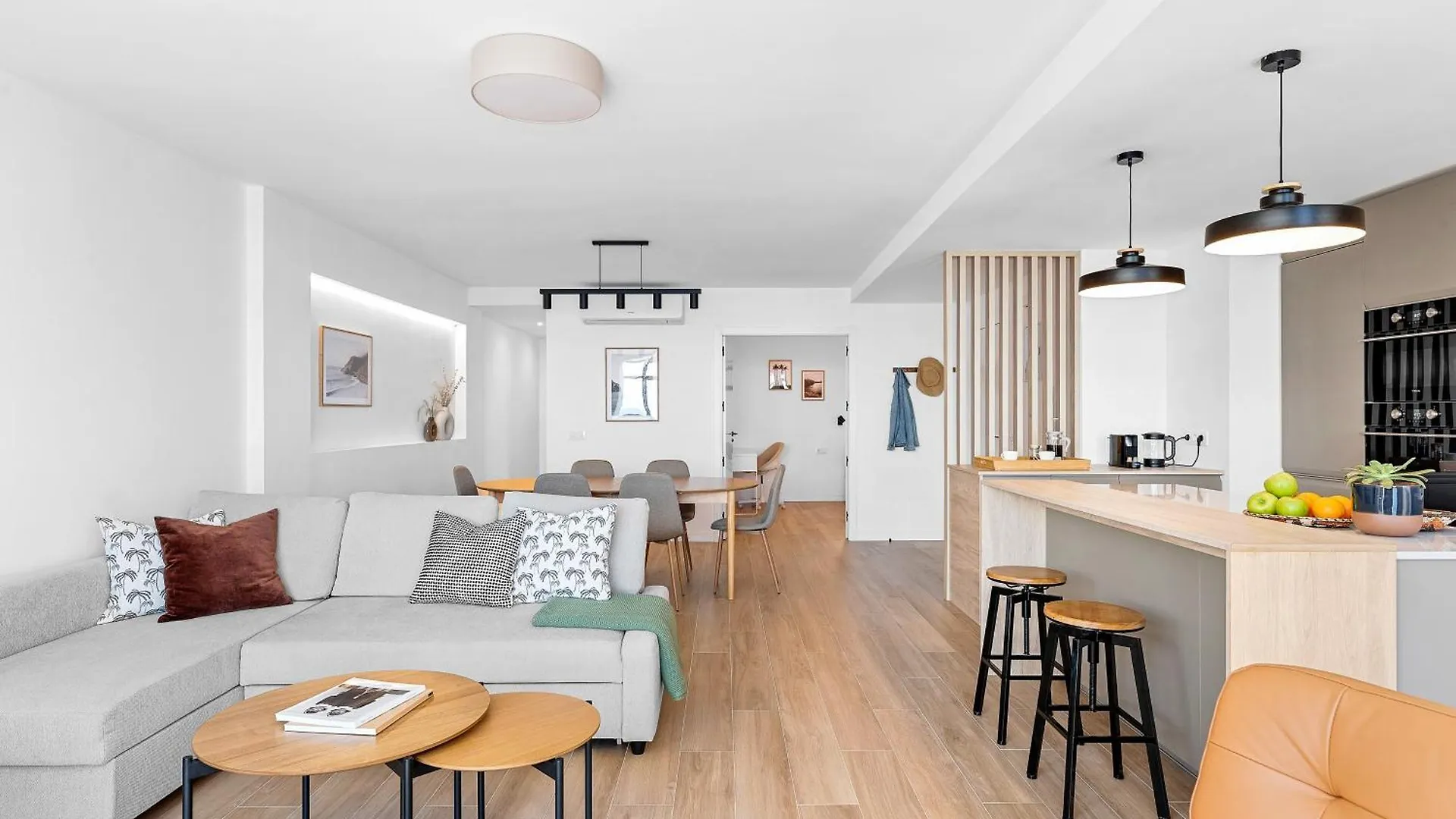 Stylish Apartment With Stunning Views & Parking Radazul